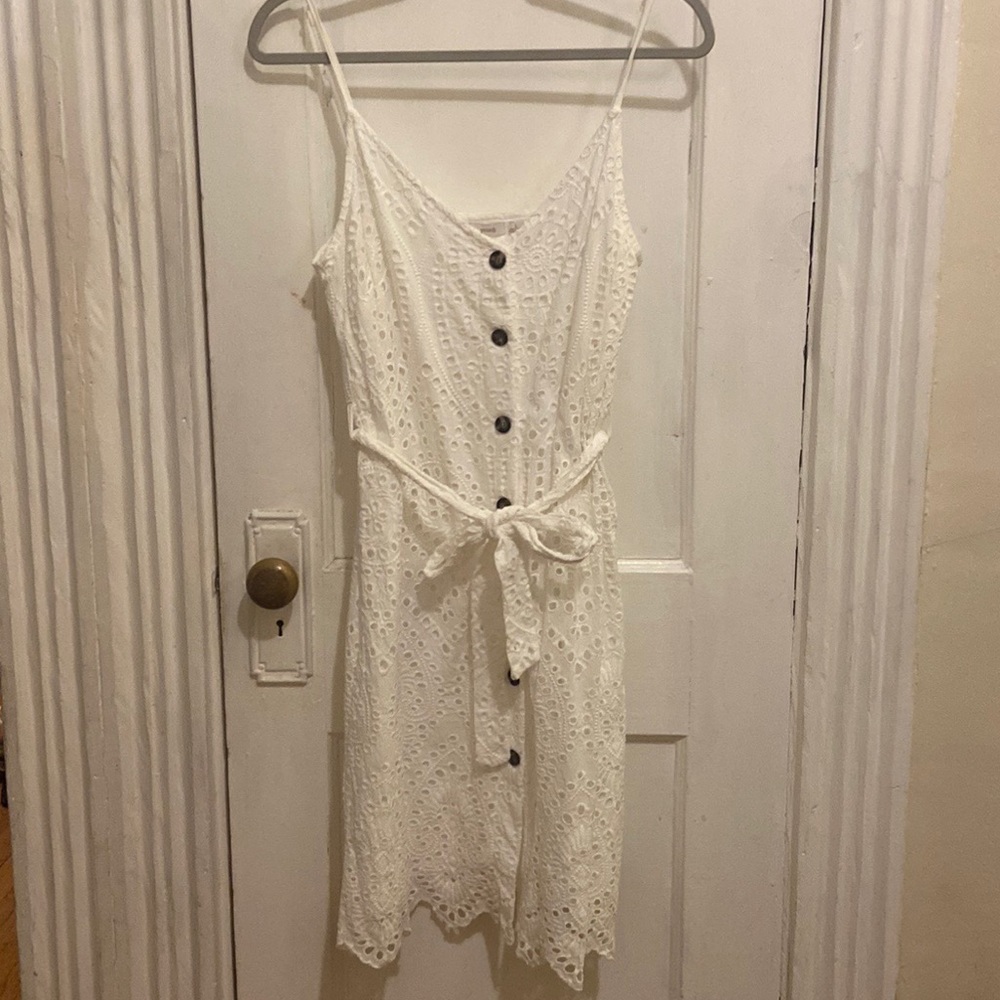 White, lace summer dress. Button up detail and removable tie belt.